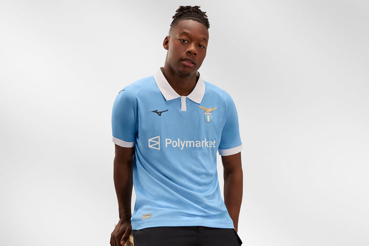 Calciatore indossa la maglia Lazio Home 2026/2027 Mizuno azzurro cielo con colletto bianco e stemma S.S. Lazio