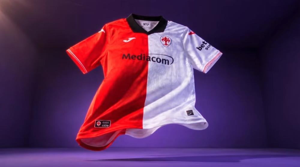 Maglia Fiorentina Centenario 2026/2027 Joma con stemma del giglio, colletto nero e grafica celebrativa dei 100 anni