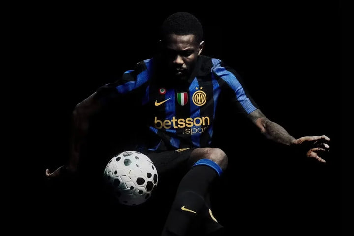 Inter Maglia Home 2026/2027 Nike reveal ufficiale - giocatore in azione con pallone su sfondo nero