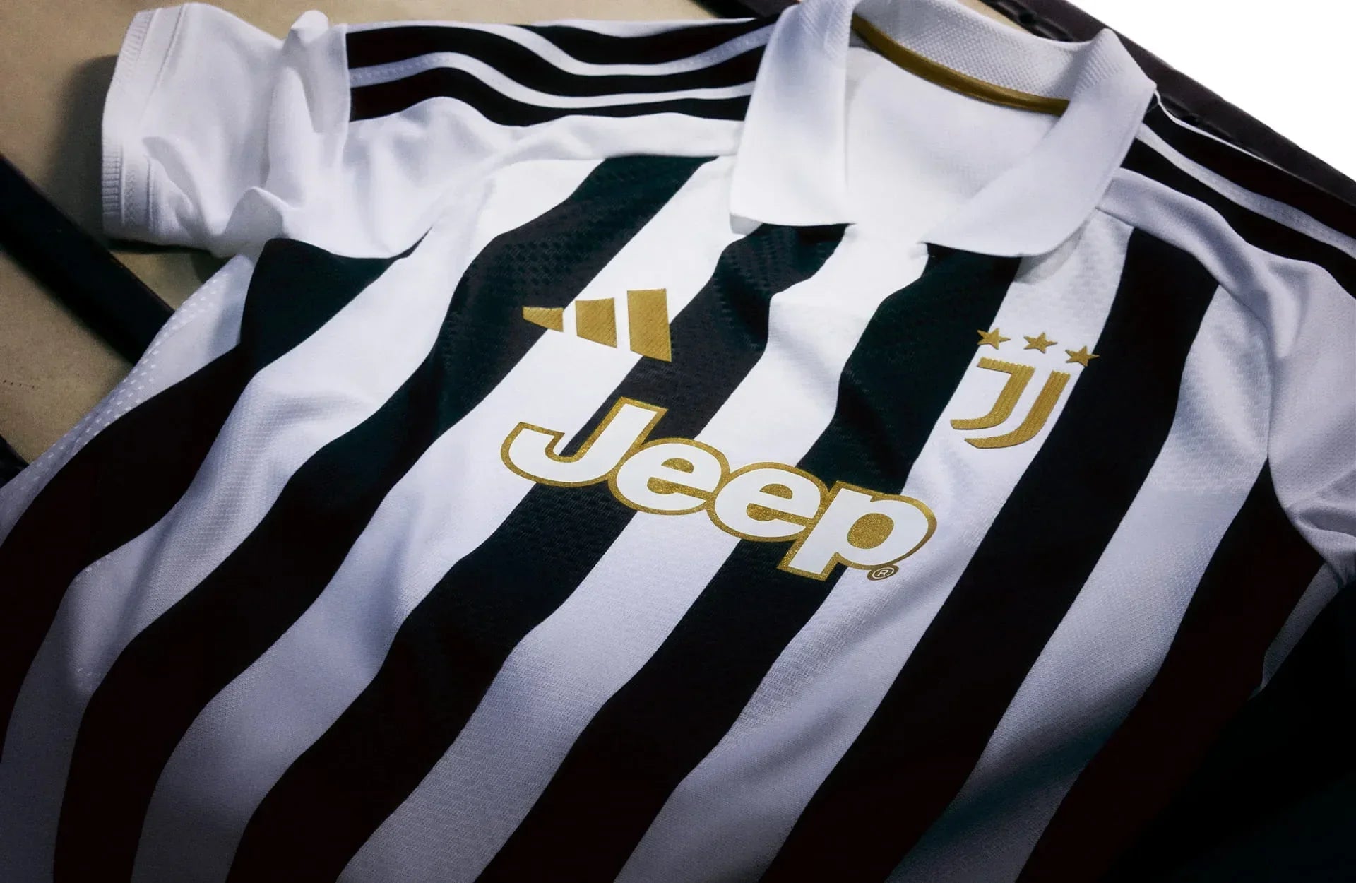 Juventus maglia home 2026/2027 Adidas strisce bianconere con logo Jeep e stemma in oro e colletto polo