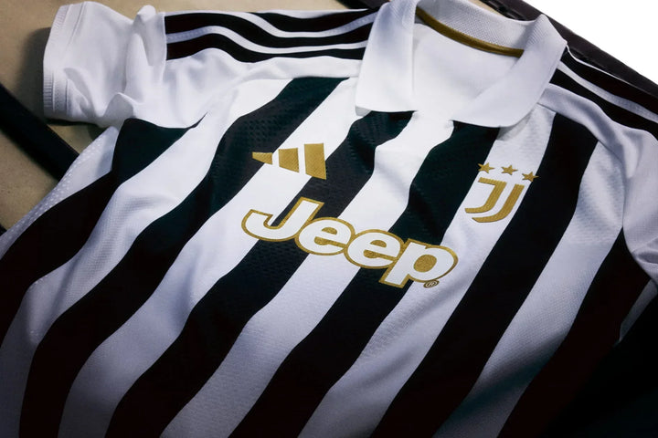 Juventus maglia home 2026/2027 Adidas strisce bianconere con logo Jeep e stemma in oro e colletto polo