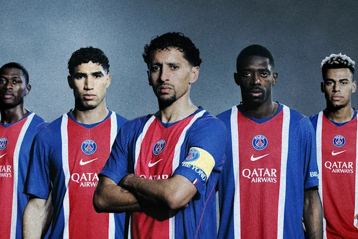 PSG Maglia Home 2026/2027 Nike — cinque giocatori con la maglia blu e rossa
