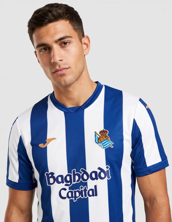 Dettaglio maglia Real Sociedad Home 2026/2027 Joma stemma del club e logo sponsor