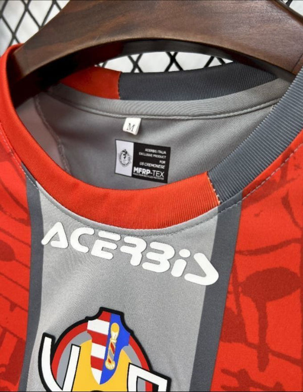 Particolare dell'etichetta olografica Licensed Product sulla nuova maglia grigiorossa della Cremonese 2025/2026.