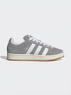 Adidas Campus 00s grigie in camoscio con scritta CAMPUS e 3 stripes bianche vista laterale