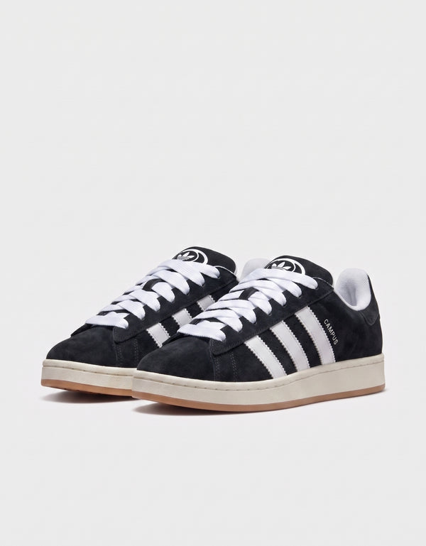 Adidas Campus 00s nere in camoscio con logo Trefoil sulla linguetta e 3 stripes bianche vista frontale