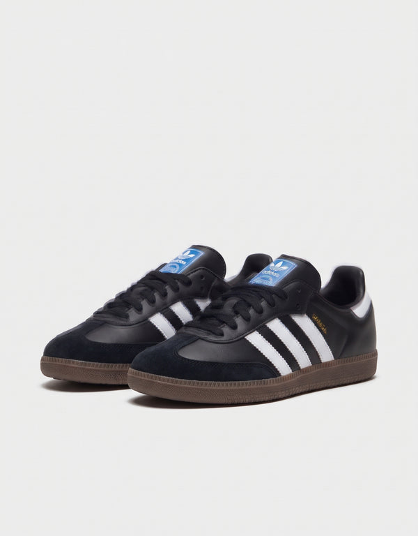 Coppia Adidas Samba OG Core Black Cloud White Gum vista tre quarti dettaglio linguetta e tallone