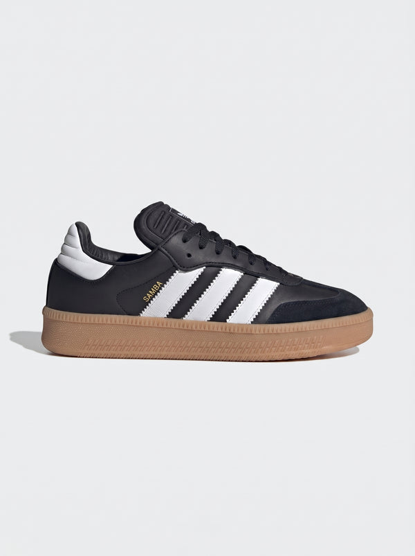 Adidas Samba XLG nere in pelle con scritta SAMBA dorata e suola gum XL vista laterale