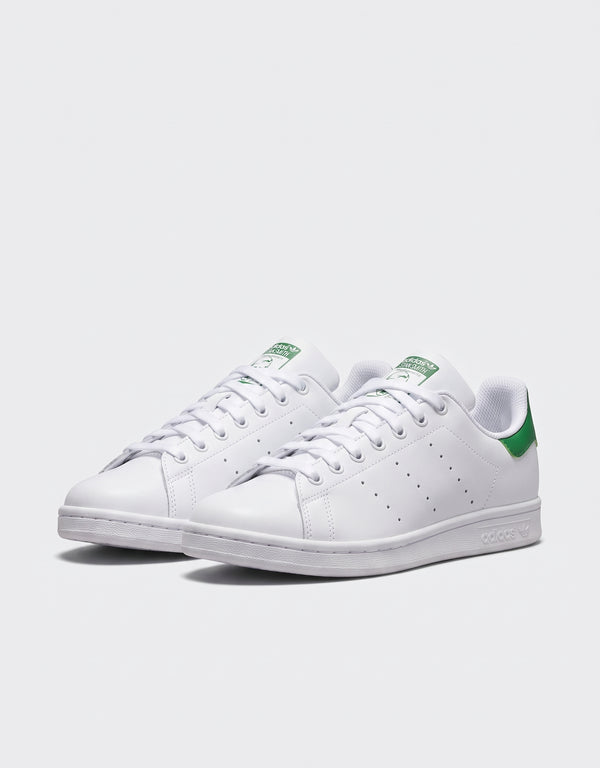 Coppia Adidas Stan Smith White Green vista tre quarti tallone verde e tomaia in pelle bianca