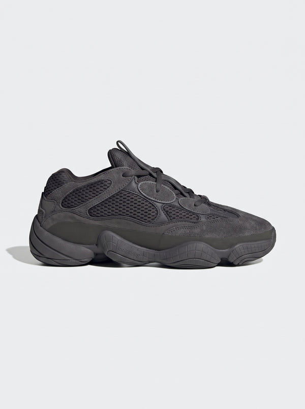 Adidas Yeezy 500 Utility Black vista laterale total black in mesh e camoscio