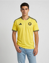 Al Nassr Maglia Home 2026/2027 Adidas gialla con dettagli neri e stemma Nassr Riyadh - ritratto busto