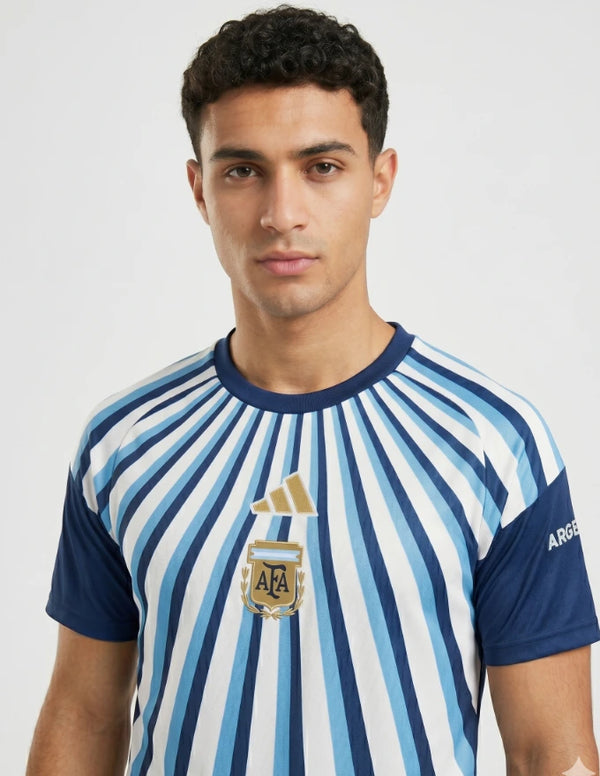 Dettaglio Argentina maglia pre match 2026 Adidas con stemma AFA ricamato in oro e logo Adidas dorato