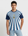 Argentina maglia pre match 2026 Adidas con raggi celeste bianchi a raggiera e maniche blu navy stemma AFA dorato