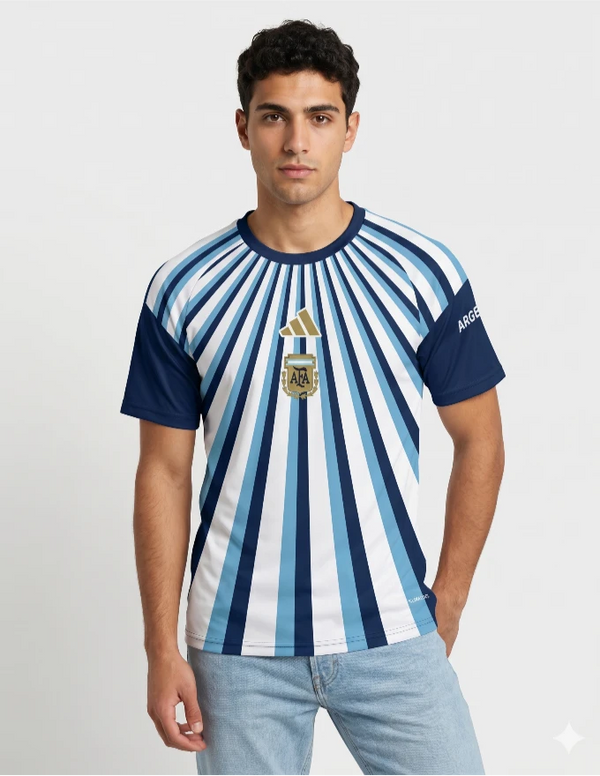 Argentina maglia pre match 2026 Adidas con raggi celeste bianchi a raggiera e maniche blu navy stemma AFA dorato