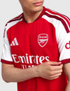Dettaglio stemma Arsenal e colletto maglia Home 2026/2027 Adidas con pattern borgogna