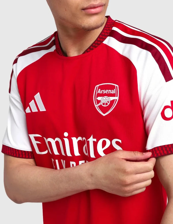 Dettaglio stemma Arsenal e colletto maglia Home 2026/2027 Adidas con pattern borgogna