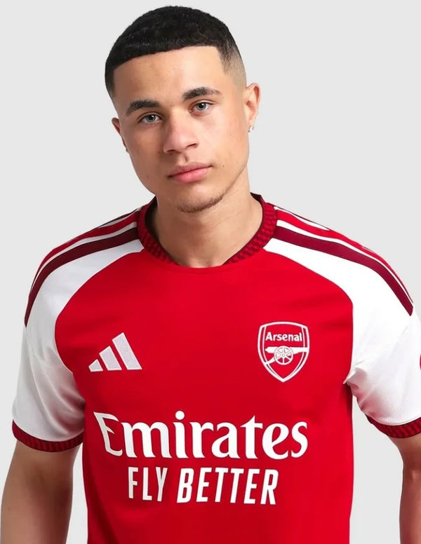 Arsenal Maglia Home 2026/2027 Adidas rossa con maniche raglan bianche - ritratto busto