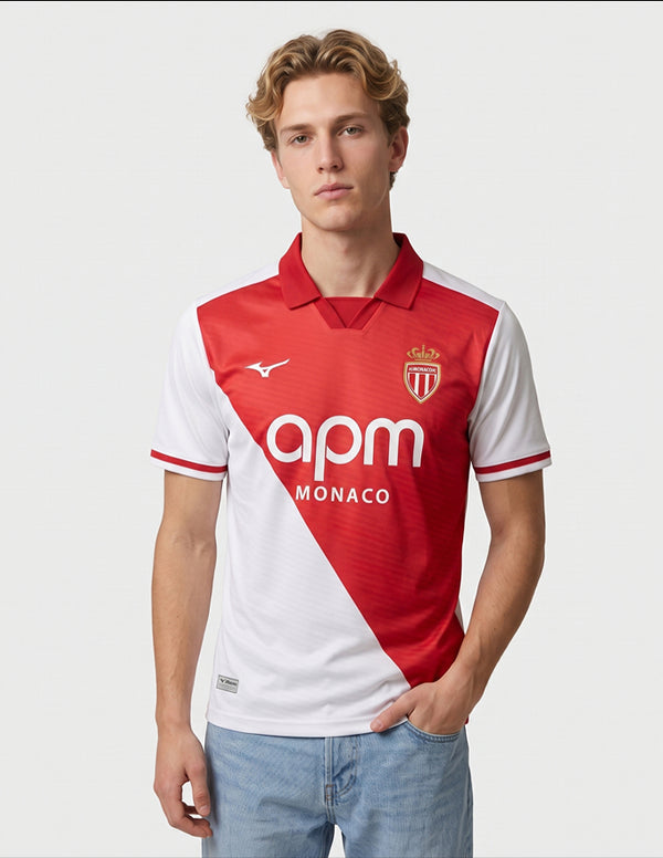Maglia AS Monaco Home 2026/2027 Mizuno a diagonale rossobianca indossata a figura intera
