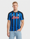 Maglia Atalanta Home 2026/2027 New Balance a strisce nere e blu indossata a figura intera