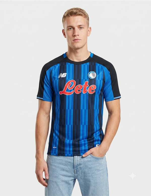 Maglia Atalanta Home 2026/2027 New Balance a strisce nere e blu indossata a figura intera