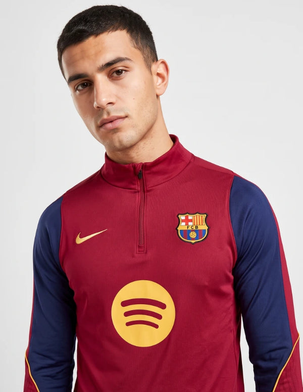 Dettaglio tuta Barcellona Strike Drill 2026/2027 stemma FCB e logo Nike
