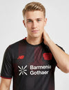 Bayer Leverkusen Maglia Home 2025/2026 New Balance - Dettaglio Stemma e Bande Rosse