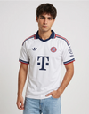 Maglia Bayern Monaco Away 2026/2027 Adidas bianca retrò indossata a figura intera