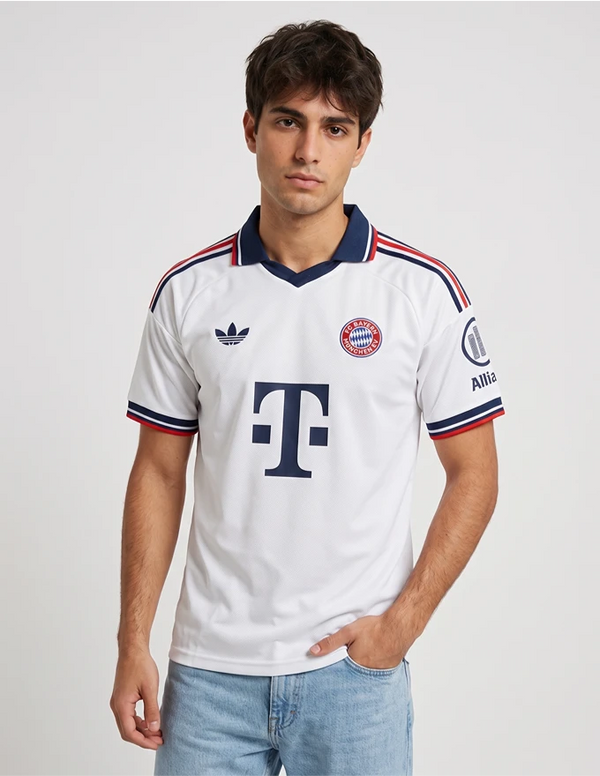 Maglia Bayern Monaco Away 2026/2027 Adidas bianca retrò indossata a figura intera