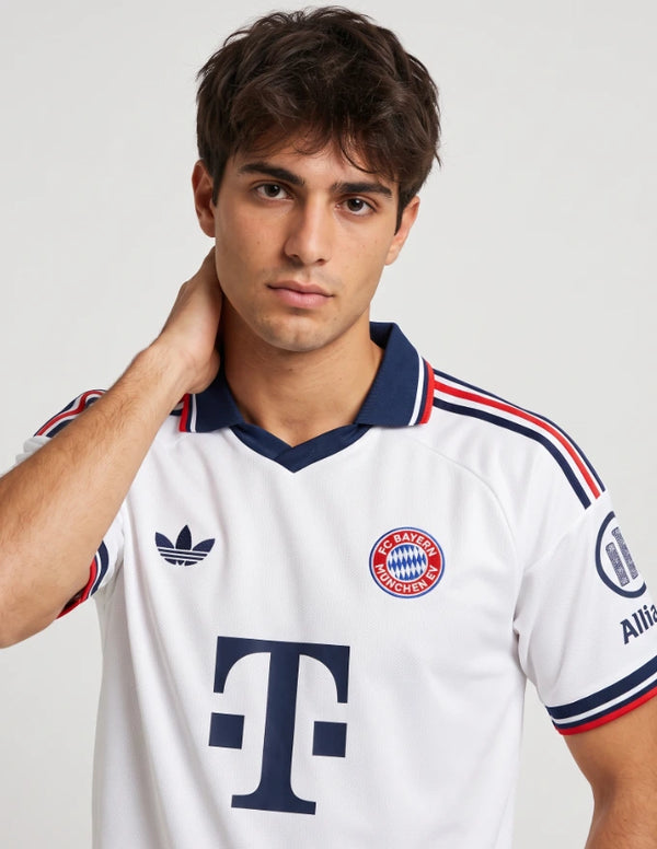 Maglia Bayern Monaco Away 2026/2027 Adidas bianca con colletto navy righe rosse e logo T-Mobile
