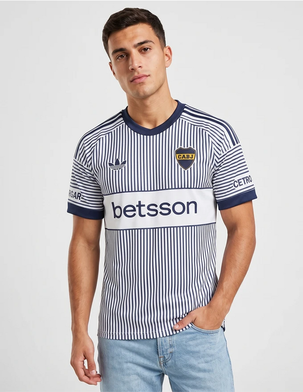Maglia Boca Juniors Away 2026/2027 Adidas bianca a righe navy indossata a figura intera