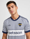 Maglia Boca Juniors Away 2026/2027 Adidas bianca a righe blu navy con stemma CABJ e sponsor betsson