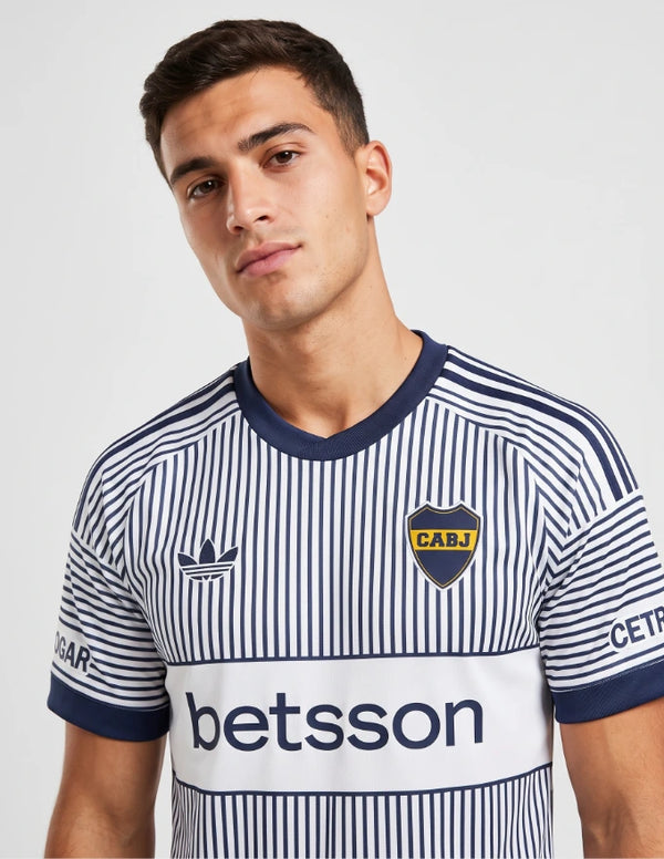Maglia Boca Juniors Away 2026/2027 Adidas bianca a righe blu navy con stemma CABJ e sponsor betsson
