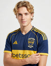 Dettaglio ravvicinato dello stemma 120° anniversario Boca Juniors sulla maglia 2025/26.