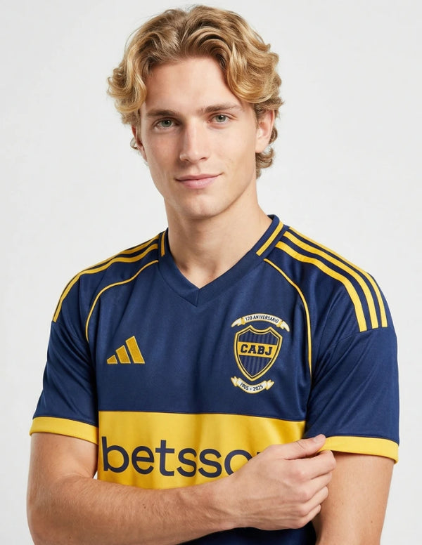 Dettaglio ravvicinato dello stemma 120° anniversario Boca Juniors sulla maglia 2025/26.