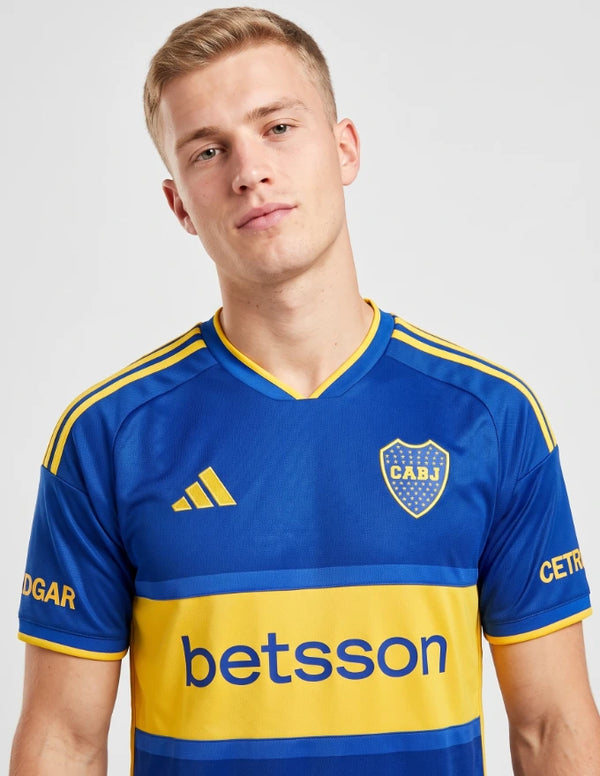 Maglia Boca Juniors Home 2026/2027 adidas blu con fascia gialla stemma CABJ e sponsor betsson