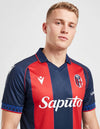 Maglia Bologna Home 2026/2027 Macron a strisce rossoblù con stemma BFC e sponsor Saputo