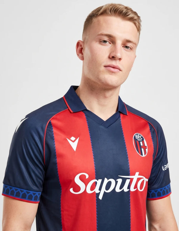 Maglia Bologna Home 2026/2027 Macron a strisce rossoblù con stemma BFC e sponsor Saputo