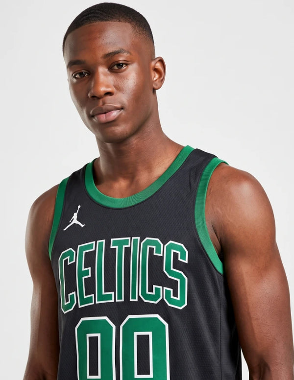Canotta Boston Celtics Statement Swingman 2024/2026 dettaglio girocollo e logo Jumpman