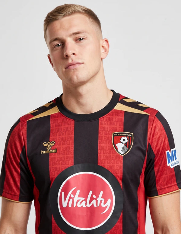 Dettaglio maglia Bournemouth Home 2026/2027 stemma e sponsor Vitality