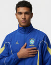 Dettaglio Brasile giacca anthem 2026 Jordan con logo Jumpman dorato e patch CBF Brasil sul petto
