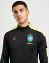 Dettaglio Brasile Tuta Strike Drill 1/4 Zip 2026 Jordan con logo Jumpman rosso e patch CBF