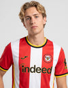 Dettaglio maglia Brentford Home 2026/2027 Joma stemma con ape e logo Indeed