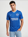 Maglia Brighton & Hove Albion Home 2026/2027 Nike blu indossata a figura intera