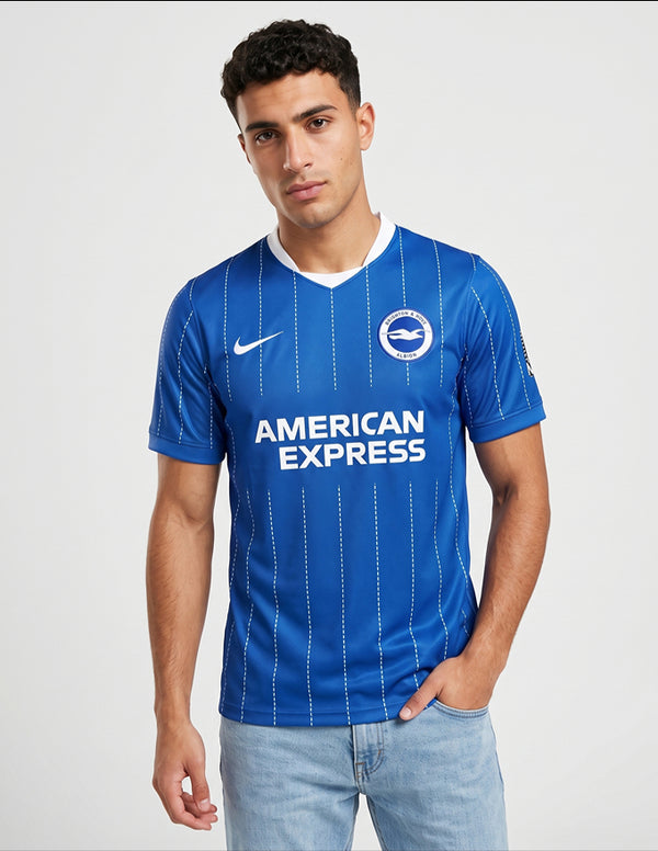 Maglia Brighton & Hove Albion Home 2026/2027 Nike blu indossata a figura intera