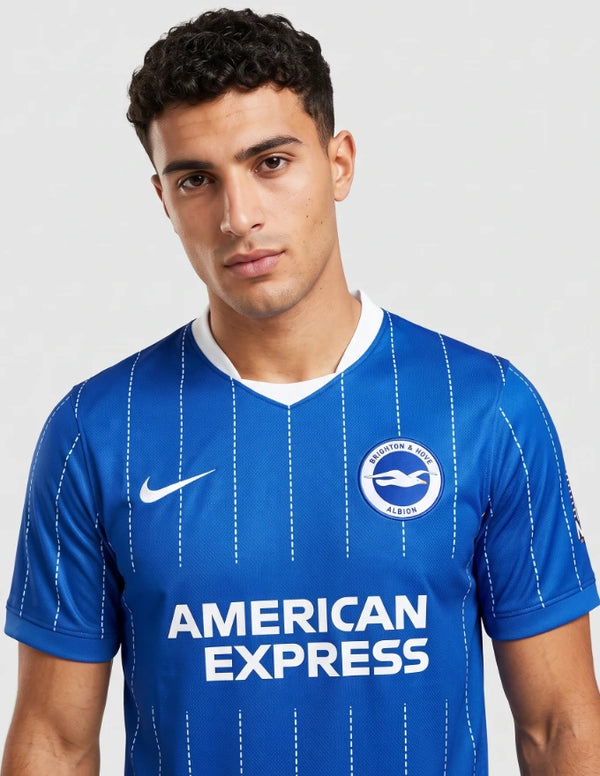 Maglia Brighton Home 2026/2027 Nike blu con gessature bianche stemma del gabbiano e sponsor American Express