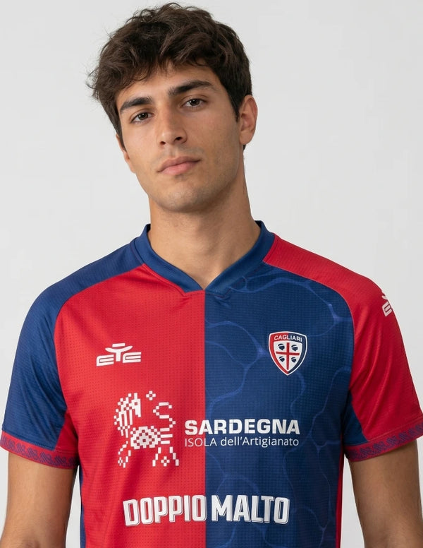 Dettaglio Cagliari maglia home 2025/2026 ETE con stemma Cagliari Calcio e pattern grafico sul pannello blu
