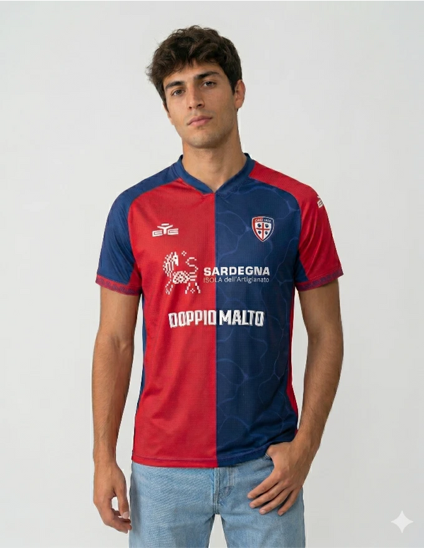 Cagliari maglia home 2025/2026 ETE rosso e blu divisa verticalmente con sponsor Sardegna e Doppio Malto