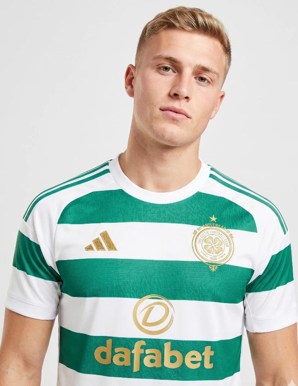 Dettaglio Celtic maglia home 2026/2027 Adidas con stemma Celtic FC anniversario in oro e logo Adidas dorato