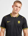 Chelsea Maglia Away 2026/2027 Nike nera – dettaglio stemma e colletto oro