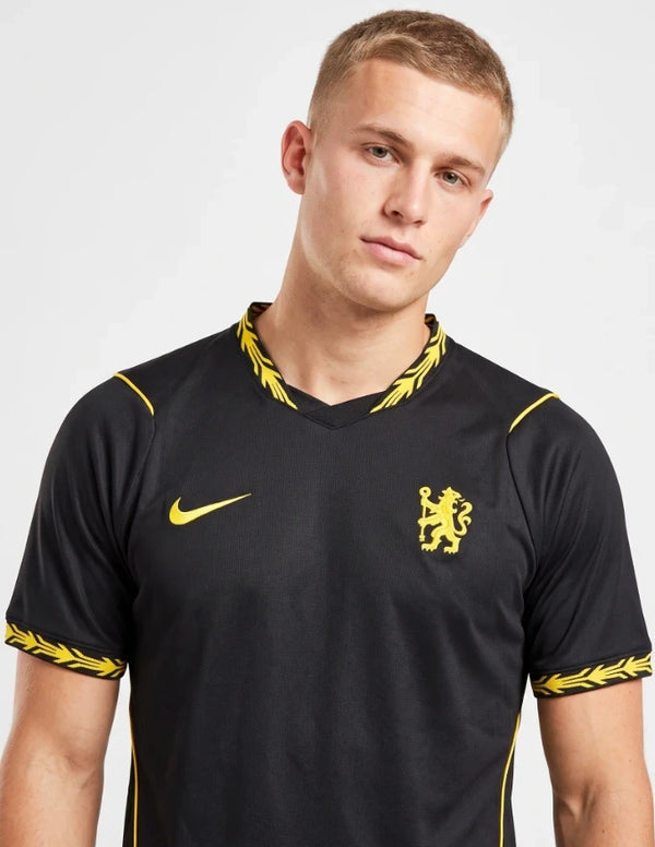 Chelsea Maglia Away 2026/2027 Nike nera – dettaglio stemma e colletto oro